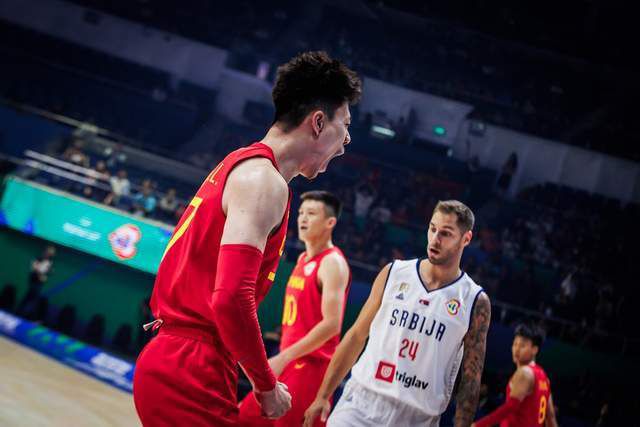 德国媒体sport1的消息，阿方索-戴维斯本人倾向于离开拜仁加盟皇马，除了体育竞技方面的因素还因为球员在拜仁薪水很低没有达到他的预期。